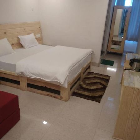 Hotel Charanpaduka Badrinath Buitenkant foto