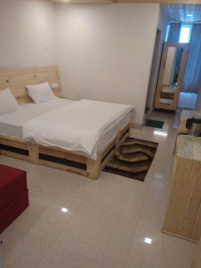 Hotel Charanpaduka Badrinath Buitenkant foto